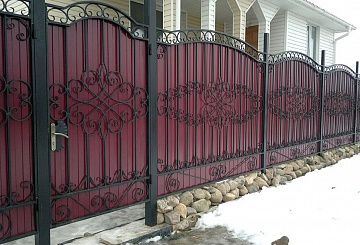 Забор из профлиста с элементами ковки