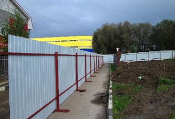 Забор из профнастила на опорах / на подпятниках