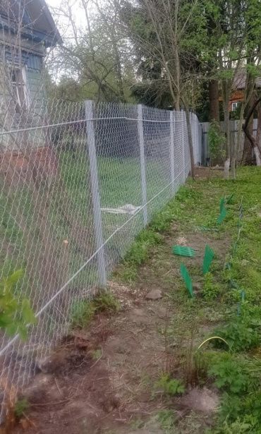 Фото забора из сетки рабица с протяжками из арматуры