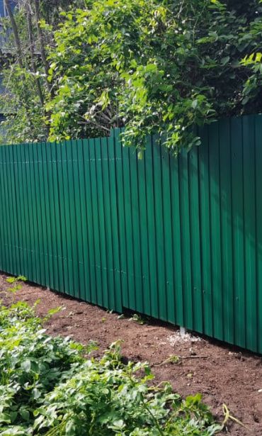 Фото забора из зеленого профнастила с распашными воротами