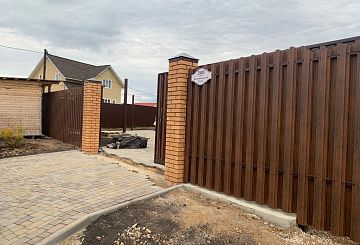 /zabory-dlya-dachi/dlya-dachi-iz-shtaketnika-s-stolbami/