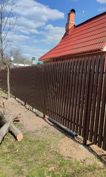 Фото забора из евроштакетника коричневого цвета
