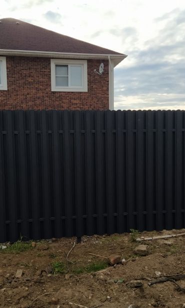 Фото забора из металлического штакетника RAL-7024 графит