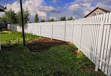 /zabory-iz-metallicheskogo-shtaketnika/white-shtaketnik/