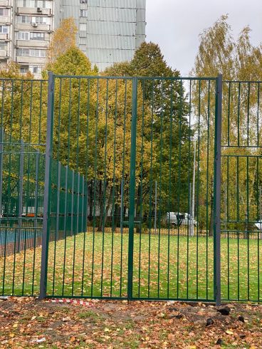 Фото секционного забора высотой 4 метра для ограждения площадки