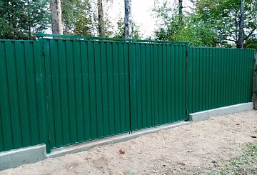 /zabory-iz-profnastila/na-lentochnom-fundamente/