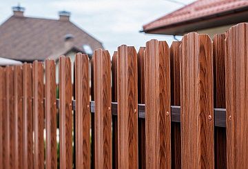 /zabory-iz-metallicheskogo-shtaketnika/pod-derevo/