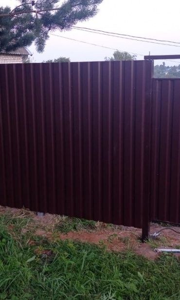 Фото забора из профнастила с распашными воротами и калиткой