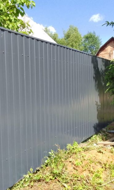 Забора из профнастила цвета графит (RAL7024)